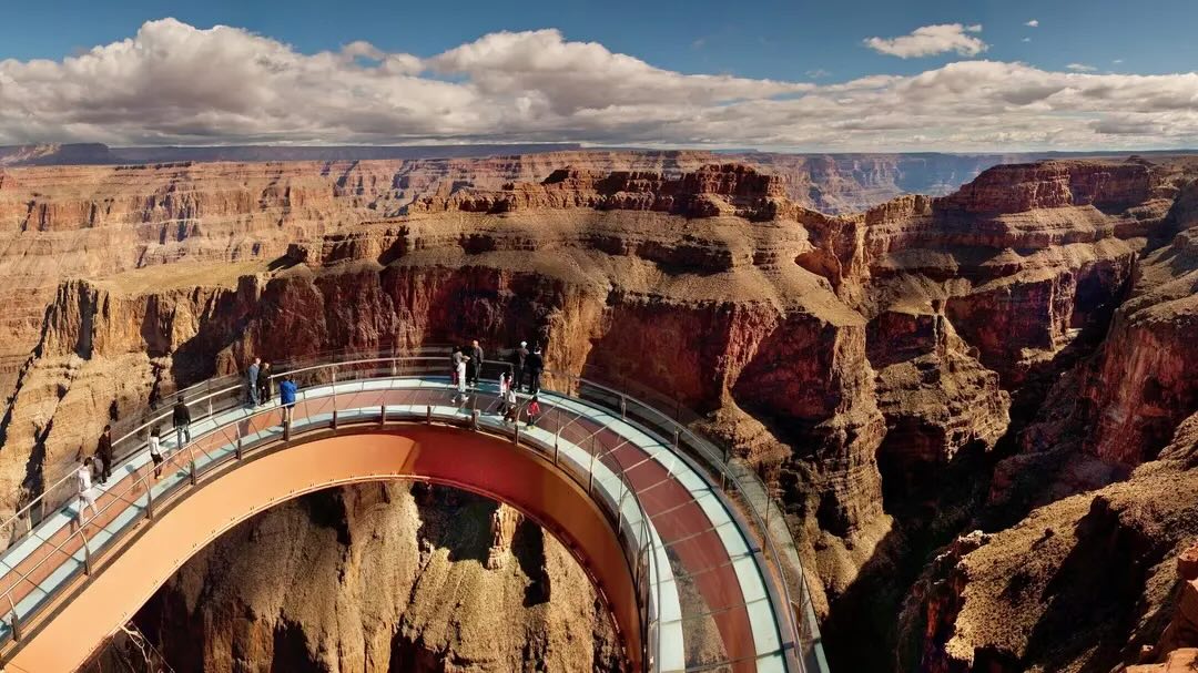 Eagle Point und Skywalk am West Rim mit Canyonklippen und Besuchern