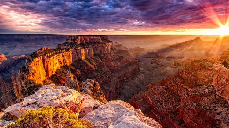Goldenes Licht am Grand Canyon National Park mit geschichteten Canyonwänden