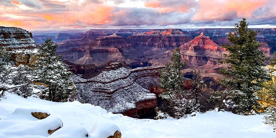 Grand Canyon im Winter mit Schnee am Rim und geschichteten Canyonblicken