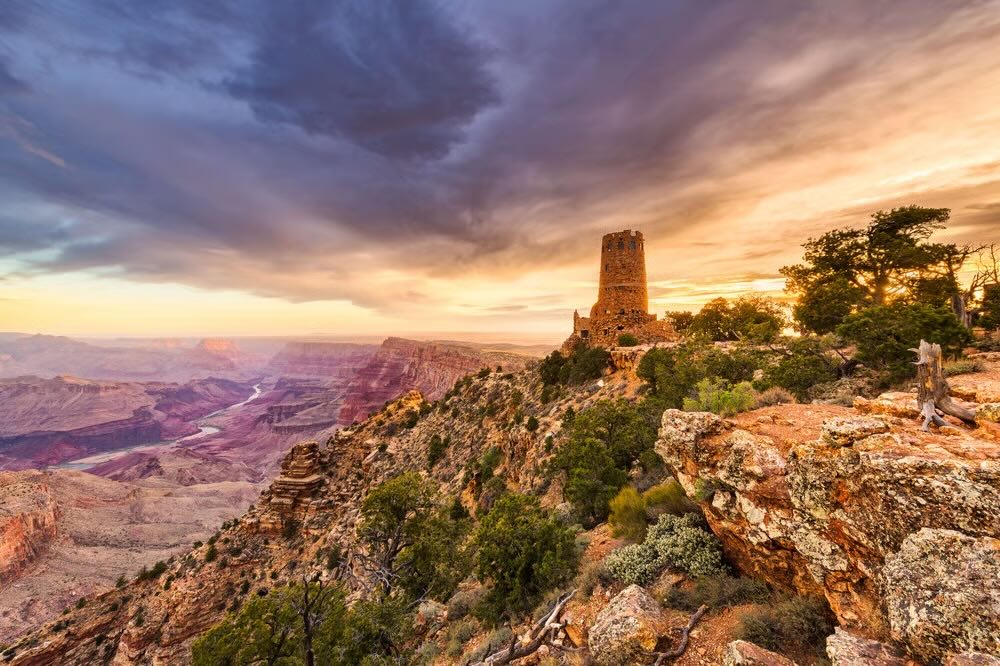 Grand Canyon Aussichtspunkt im Sommer mit hellem Licht und Besucherstimmung
