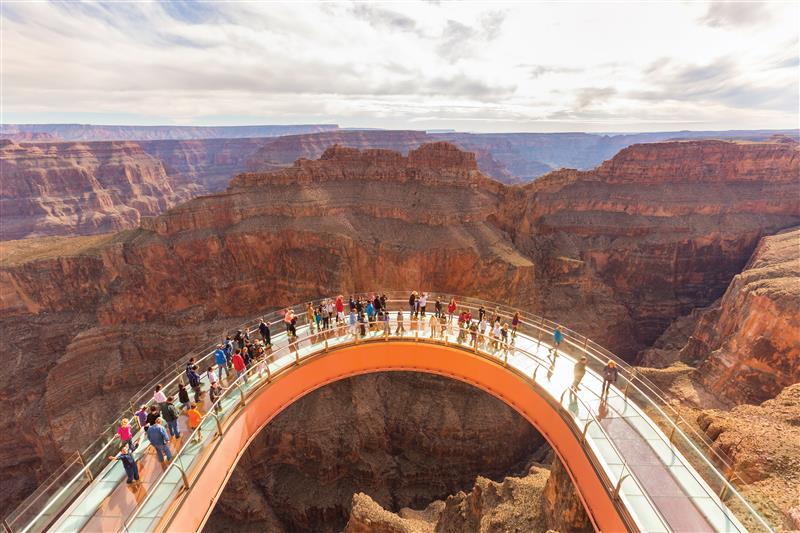 Piattaforma panoramica al Grand Canyon West Rim con visitatori vicino allo Skywalk