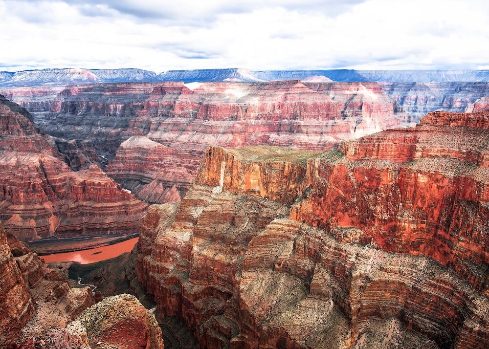 Grand Canyon West Rim mit dramatischen Klippen und leicht zugänglicher Aussicht