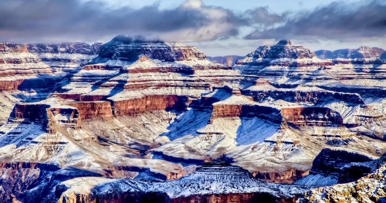 Grand Canyon in inverno con neve sul rim e atmosfera fredda di stagione