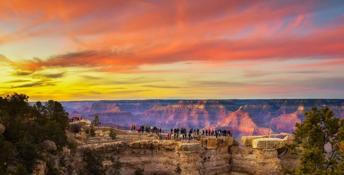 Tramonto a Mather Point al Grand Canyon nella luce calda di fine giornata