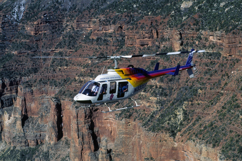Lokaler South-Rim-Helikopterflug über den Dragon Corridor in Grand-Canyon-Flugtouren